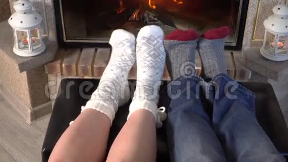 穿着羊毛袜的脚在壁炉附近加热视频的预览图