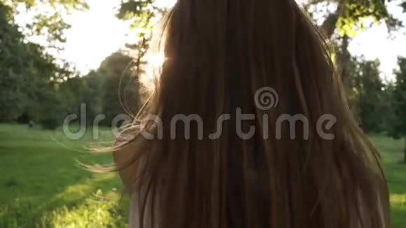 女孩在公园散步摇着头发视频的预览图