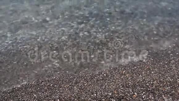 海滩上的一个小波浪视频的预览图