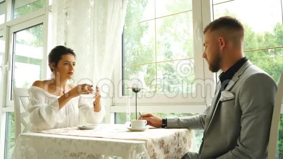 一对幸福的年轻情侣在一家豪华餐厅里有一个愉快的约会视频的预览图