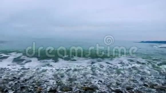 潮汐钻孔岸上的小石子视频的预览图