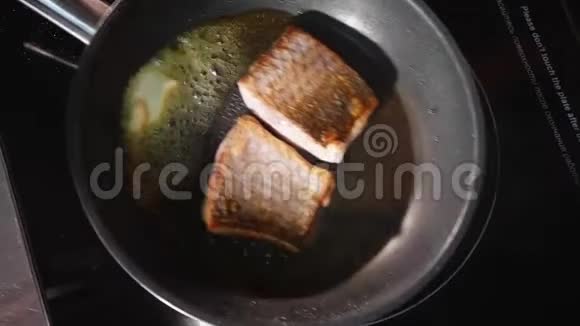 锅炸鱼蒸锅上的两片面包片视频的预览图
