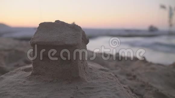 海滩上的沙屋视频的预览图