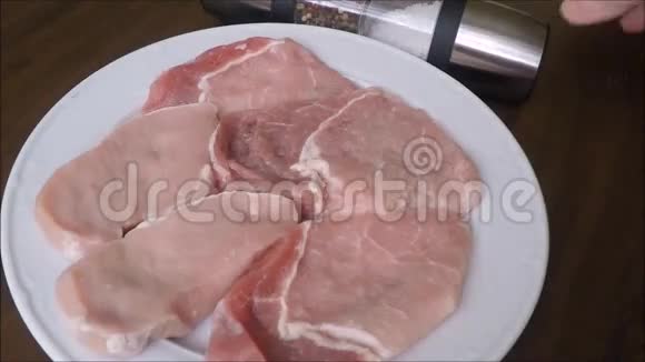 生肉用盐切视频的预览图