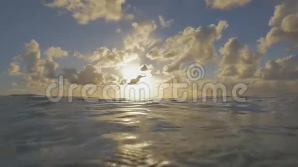 波涛汹涌的海水和阴天的日落视频的预览图