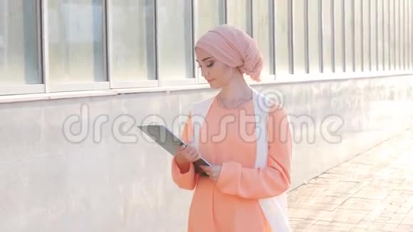 持文件的穆斯林妇女视频的预览图