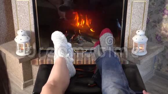 在壁炉附近一对一对穿着羊毛袜的双腿会发热视频的预览图