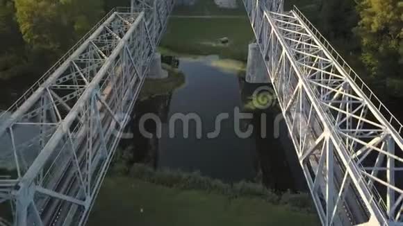 铁路大桥从顶部拍摄空中勘测视频的预览图
