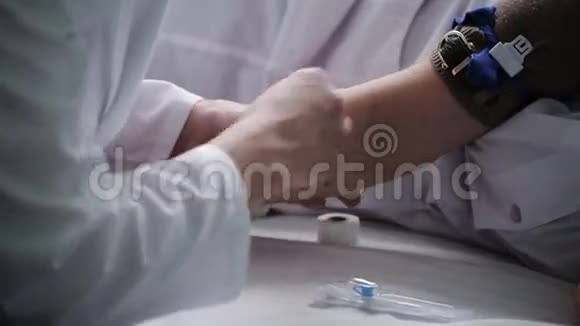 医生给病人的手臂注射视频的预览图