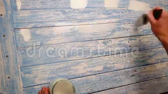 一个木板被染成白色作为静物照片背景的加速镜头视频的预览图