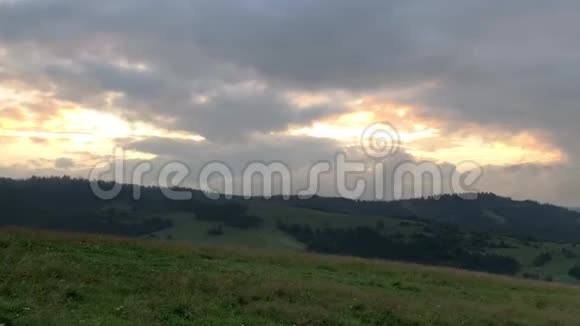 日出时壮丽的山景天空中的暴风云视频的预览图