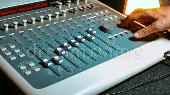 混合音乐音频概念工作室音乐科技人员和设备概念在声音中混合控制台的快乐男人视频的预览图