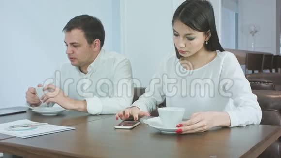 生病的商人打喷嚏而焦虑的女性检查他的头发烧给他餐巾纸视频的预览图