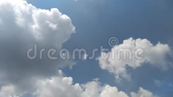云在晴朗的天气中滚动4K视频的预览图