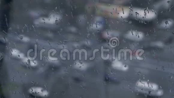 白天交通雨过玻璃雨天即将来临视频的预览图