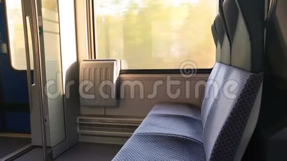 在窗户旁边的火车上有两把椅子和门视频的预览图