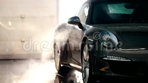 汽车服务清洗后的豪华轿车的蒸汽在寒冷背光视频的预览图