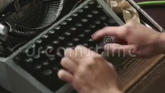 人在手动打字机上打字视频的预览图