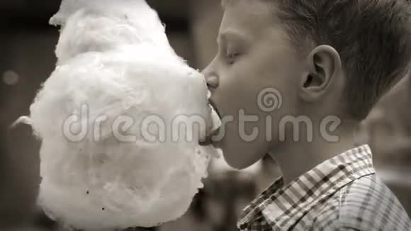 慢镜头黑白镜头小男孩吃棉花糖视频的预览图