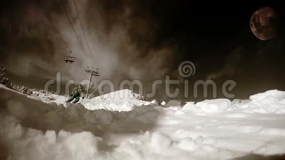 一个滑雪者从山上下来在他身后投下一堆雪的可怕画面视频的预览图