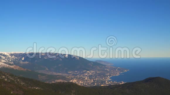 亚尔塔海岸全景从艾皮特里克里米亚山视频的预览图