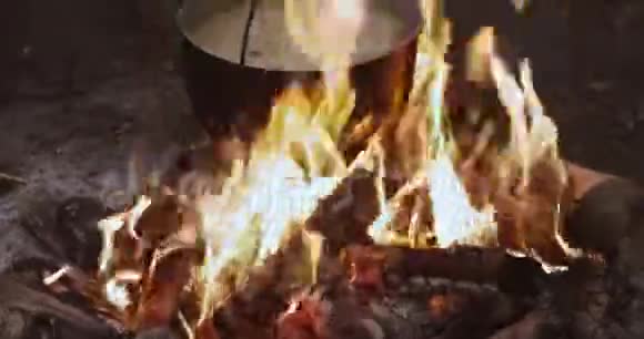 古老的复古营地平底锅开水为汤准备在森林的火夏季晚上的火焰篝火视频的预览图