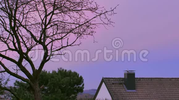 夕阳西下后彩霞满村自然天空背景视频的预览图
