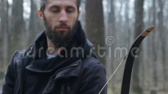 在森林里用弓射人视频的预览图