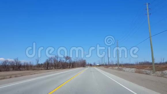 春日期间驾驶农村沿着美丽的阳光乡村的司机视角视频的预览图