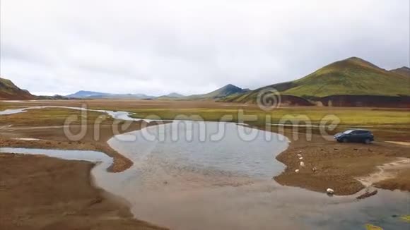 4KUHD绿色亲爱的冰岛道路车辆视频的预览图
