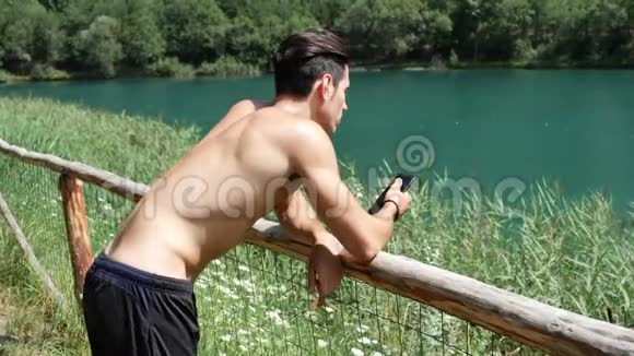 在湖边打电话的人视频的预览图