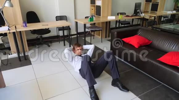 男性主管在办公室工作时进行锻炼4k慢动作视频的预览图