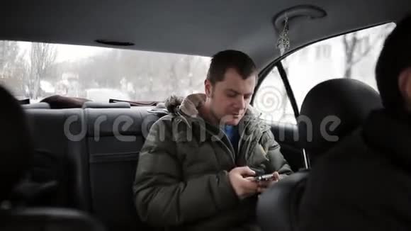 年轻的商人坐在车里视频的预览图