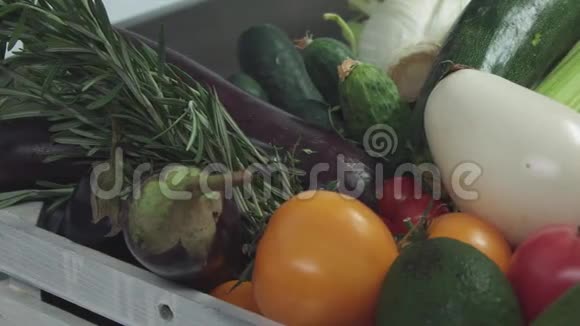 西红柿和蔬菜一起掉进篮子里视频的预览图