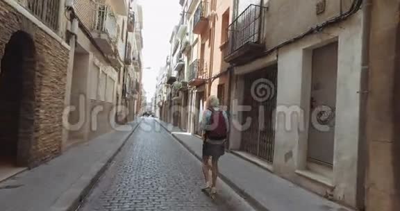 年轻的女游客独自走在哥特式的街道上视频的预览图