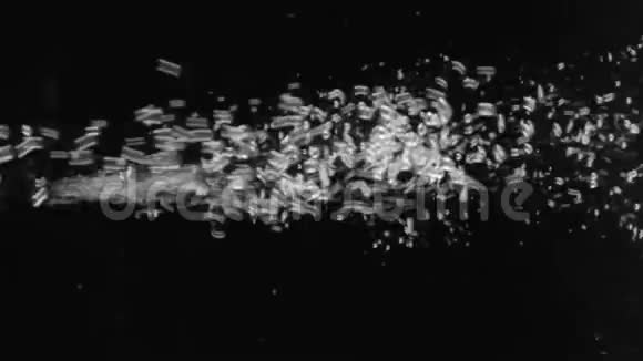 黑水中的白色气泡流视频的预览图