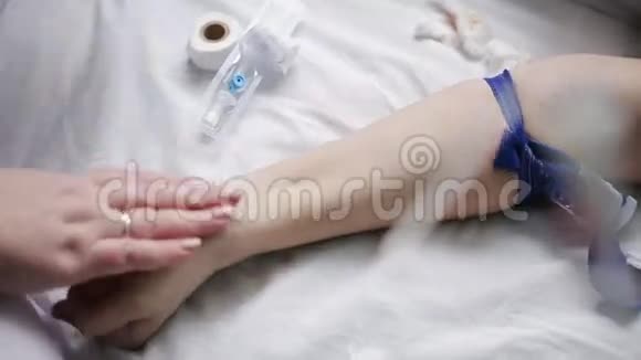 医生检查病人的手臂注射视频的预览图