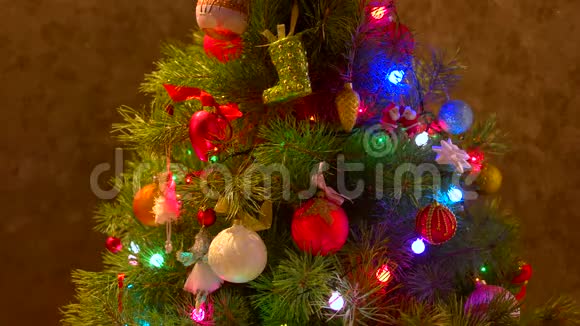 新年树上闪亮的圣诞玩具视频的预览图