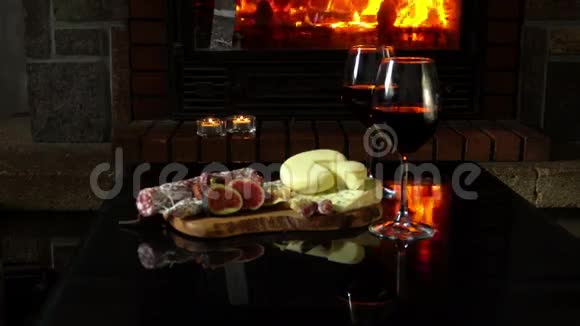 玻璃桌上有无花果香肠奶酪和葡萄酒视频的预览图
