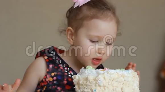 生日快乐一个可爱的小女孩吃蛋糕视频的预览图