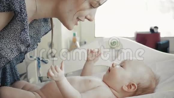 可爱快乐的妈妈带着宝宝玩耍和微笑视频的预览图