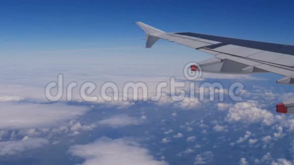 从飞机窗口观看一架飞机飞过云层和蓝天视频的预览图