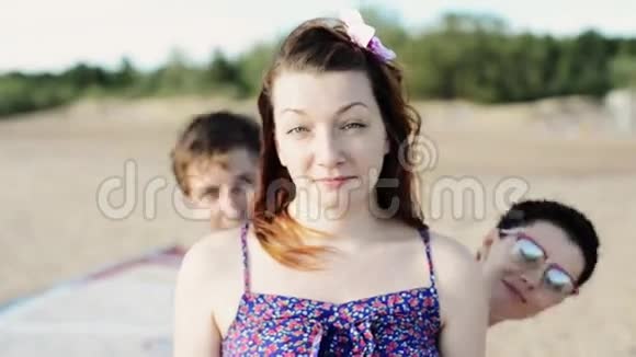 两个年轻的女孩和男人在海滩上玩得很开心晴天假期视频的预览图