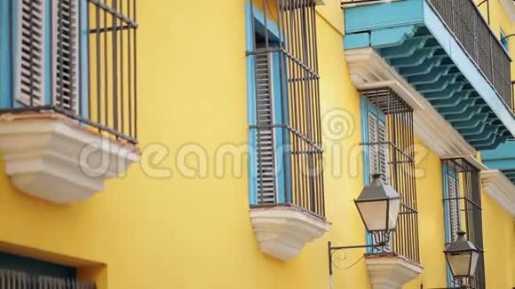 黄色建筑带蓝色阳台视频的预览图