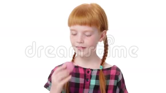 小红发女孩在吃马卡龙视频的预览图
