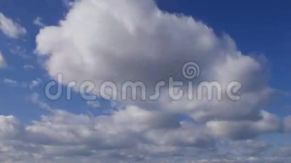 4K时间流逝剪辑白色蓬松云在蓝天运行云视频的预览图