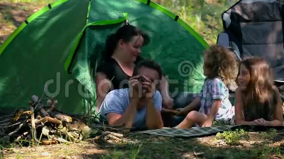 高加索父子在户外度假搭帐篷视频的预览图