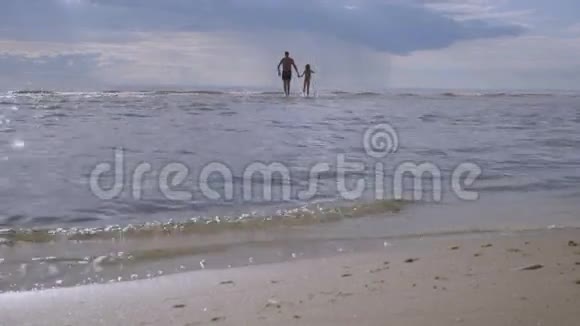 女孩和她父亲在暴风雨的背景下出海视频的预览图