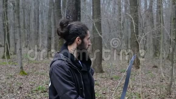 在森林里用弓射人视频的预览图