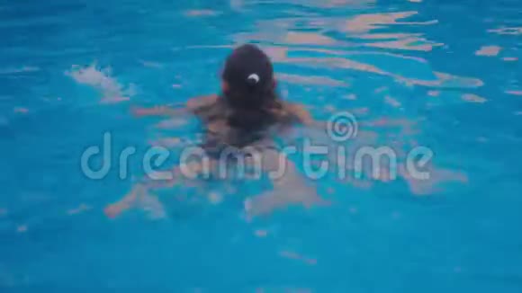 那个女孩正在游泳池里游泳视频的预览图